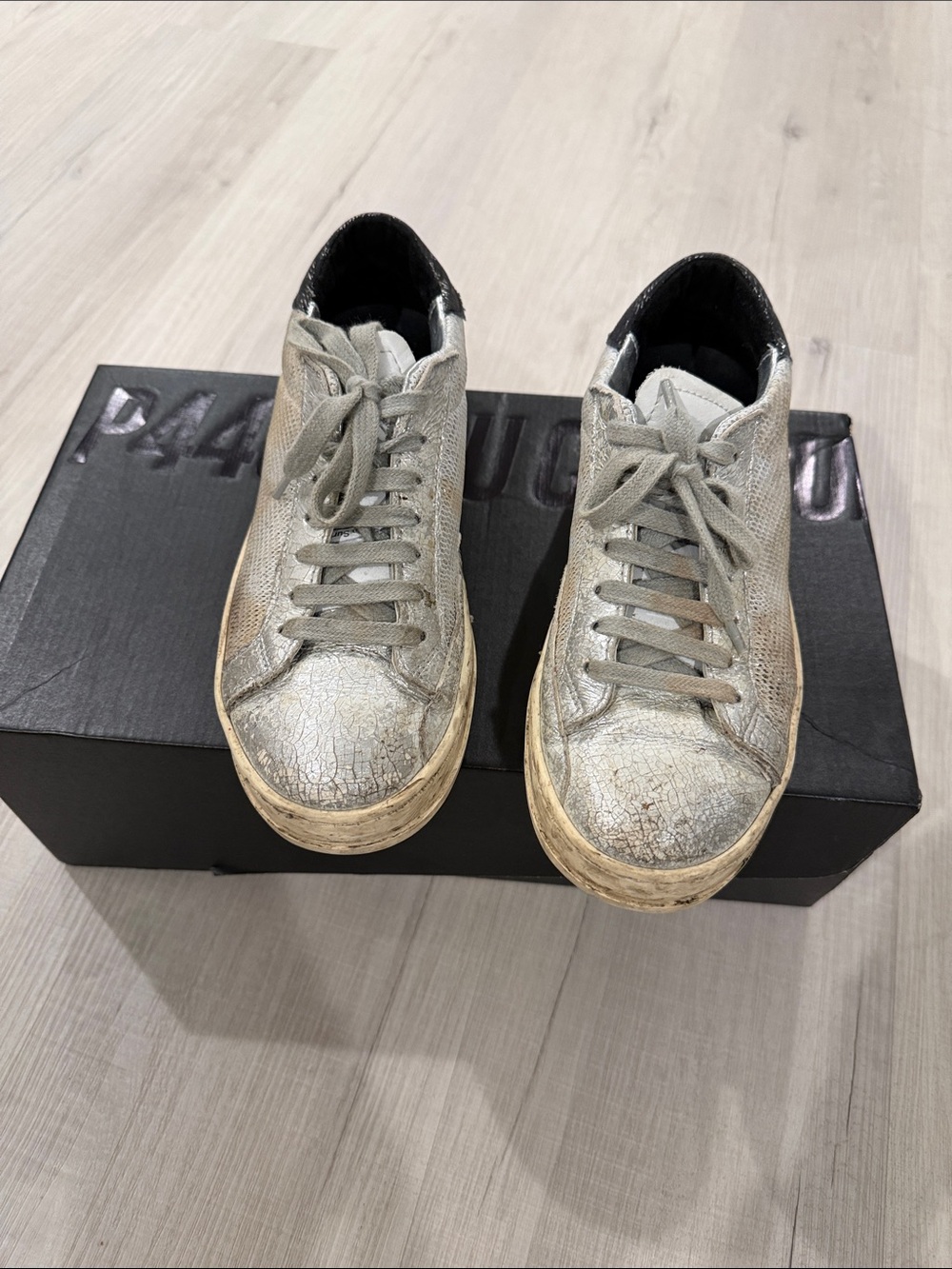 P448 Silver Metallic Low-Top Lace-Up Sneakers size 6/36